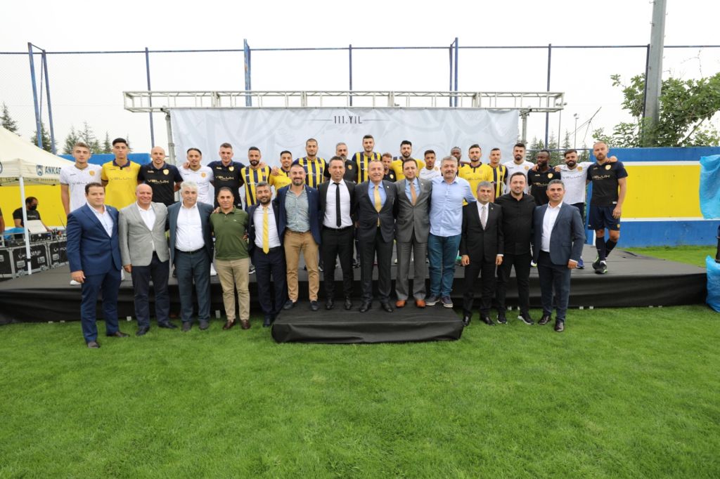 MKE Ankaragücü’nde yeni transferler için imza töreni düzenlendi
