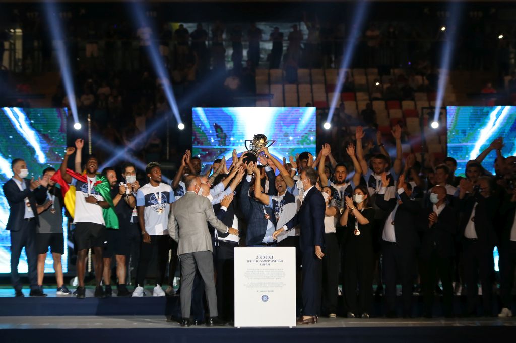 Adana Demirspor şampiyonluk kupasını aldı