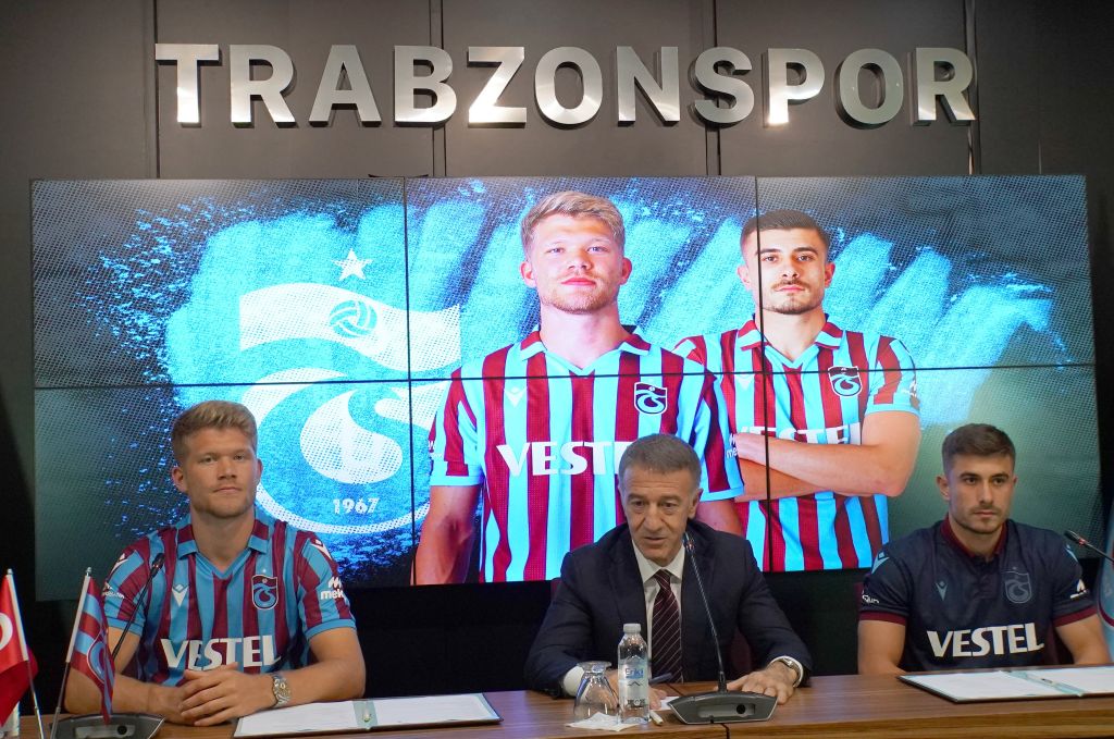 Trabzonspor, yeni transferleri Dorukhan Toköz ve Andreas Cornelius için imza töreni düzenledi