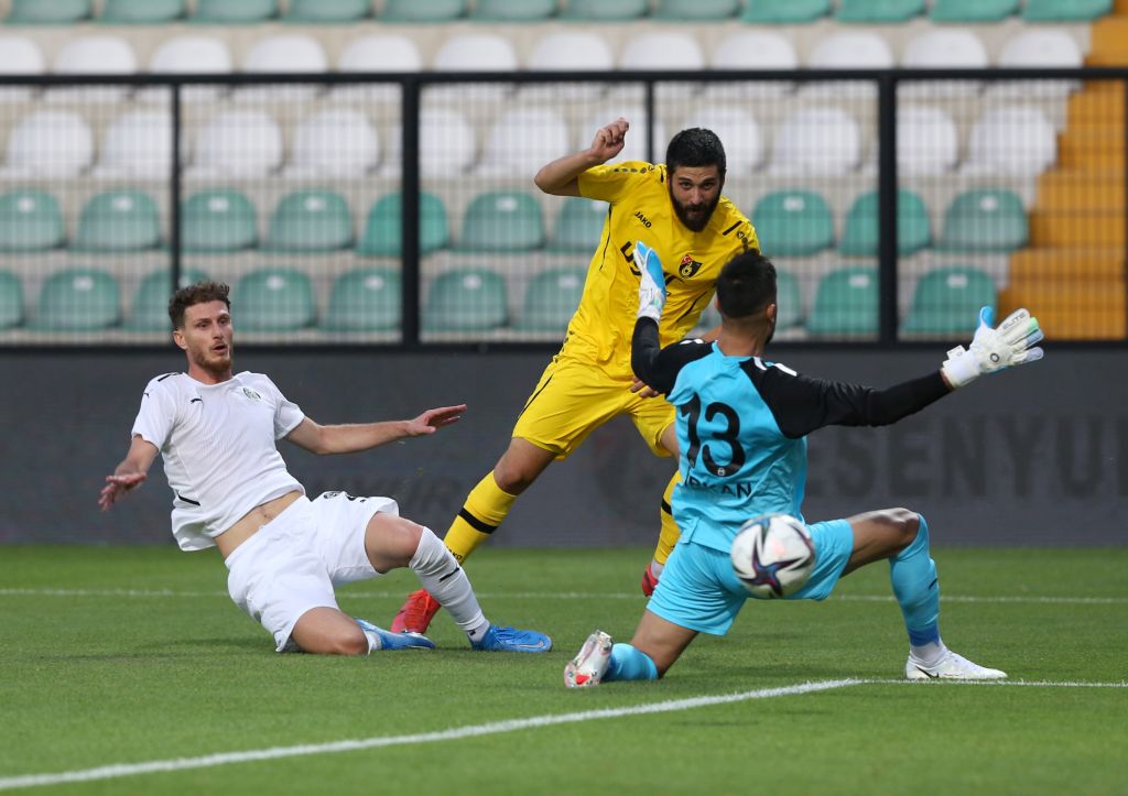 Gol düellosu Manisa’nın