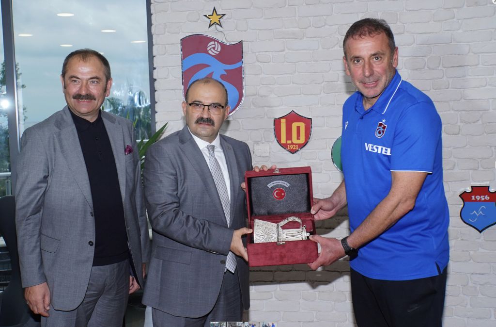 Trabzon Valisi Ustaoğlu’ndan Trabzonspor’a ziyaret