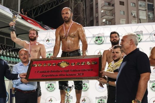 Pamukkale Yağlı Güreşlerinin başpehlivanı Ali Gürbüz oldu