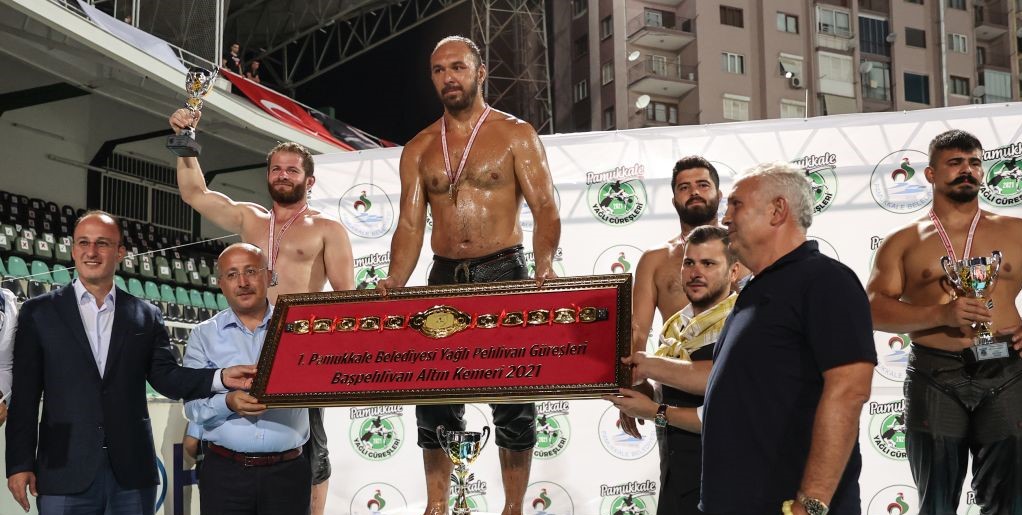 Pamukkale Yağlı Güreşlerinin başpehlivanı Ali Gürbüz oldu