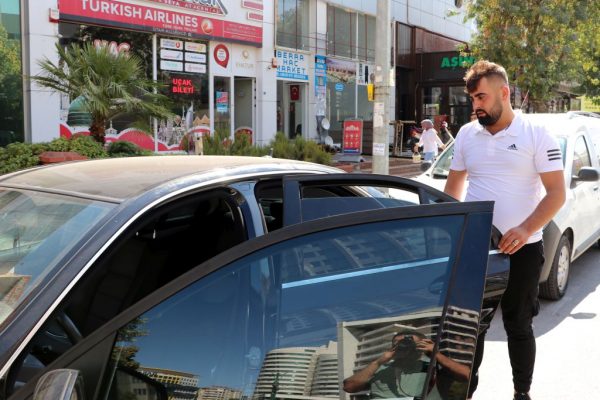 Gaziantep’te gurbetçinin aracından içinde altın ve döviz bulunan çanta çalındı