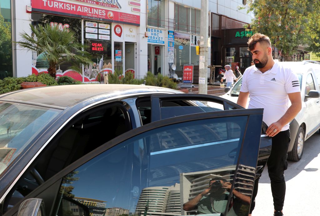 Gaziantep’te gurbetçinin aracından içinde altın ve döviz bulunan çanta çalındı