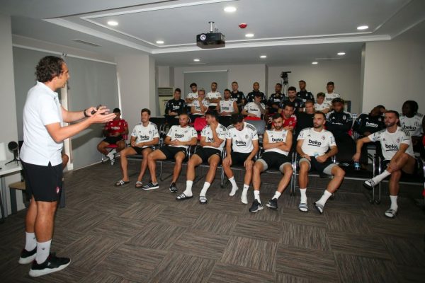 Beşiktaşlı futbolculara değişen oyun kuralları anlatıldı