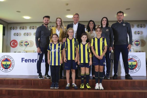 Fenerbahçe’de kadın futbol takımı kuruldu