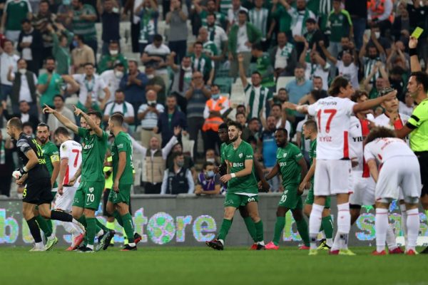 Bursaspor, Samsunspor’u farklı yenerek ligde ilk galibiyetini aldı
