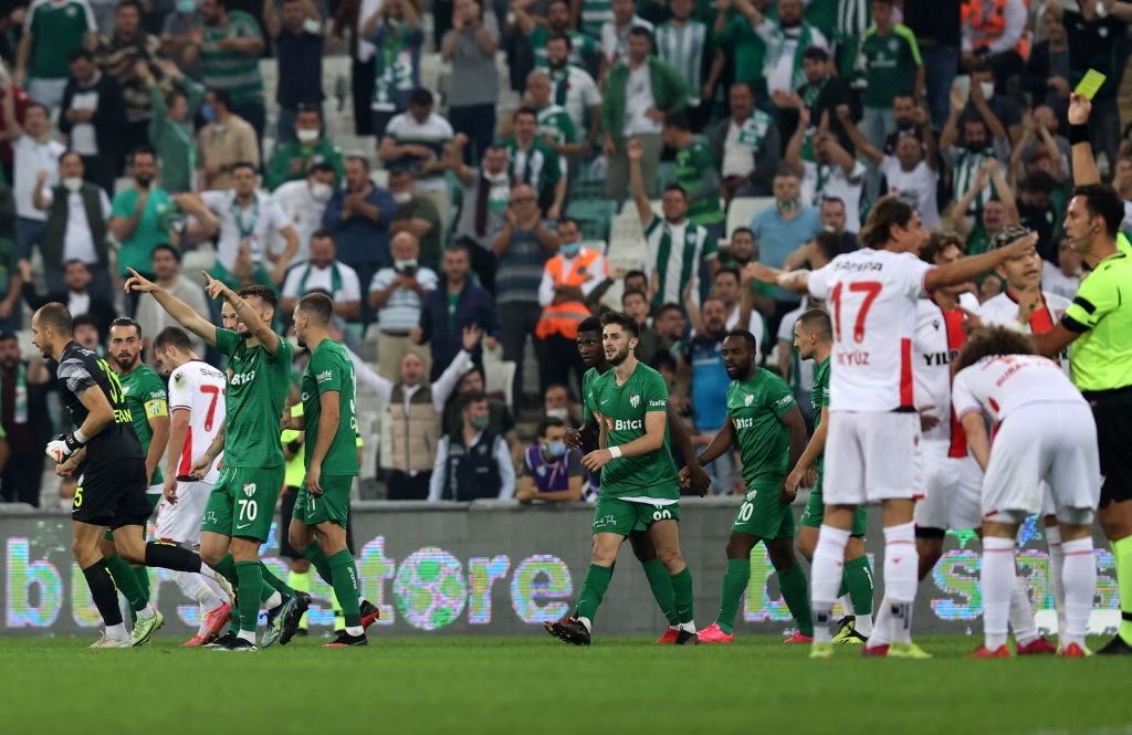 Bursaspor, Samsunspor’u farklı yenerek ligde ilk galibiyetini aldı
