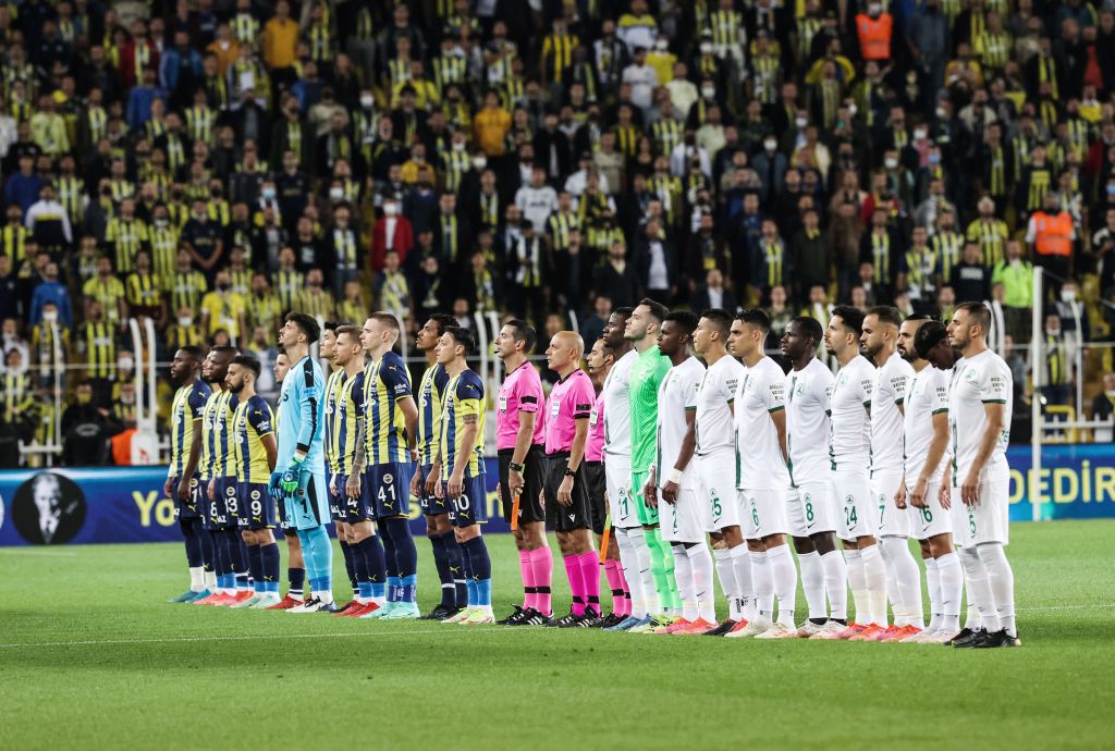 Fenerbahçe, rakiplerinin puan kaybettiği haftayı 3 puanla kapattı