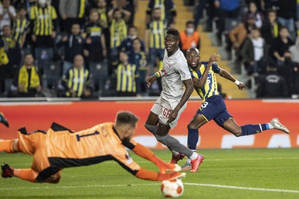 Fenerbahçe, UEFA Avrupa Ligi’nde farklı kaybetti