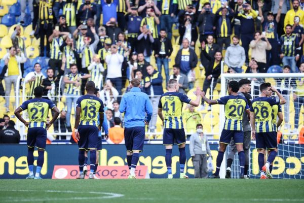 Fenerbahçe liderliğini sürdürdü