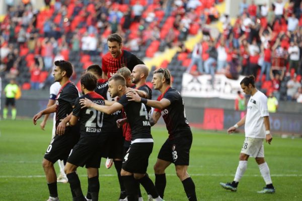 Gaziantep’ten Altay’a 4 tepsi baklava