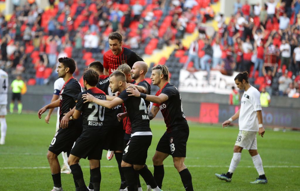 Gaziantep’ten Altay’a 4 tepsi baklava