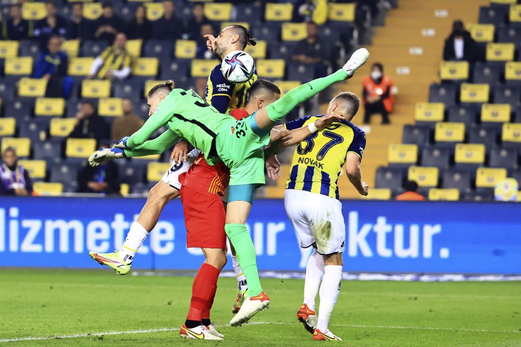 Fenerbahçe 1 puanı son saniyede kurtardı