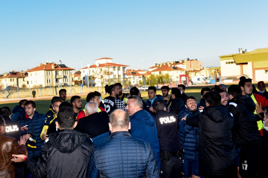 Kastamonu’da maçta çıkan kavgada belediye başkan yardımcısı ile kulüp başkanı yaralandı