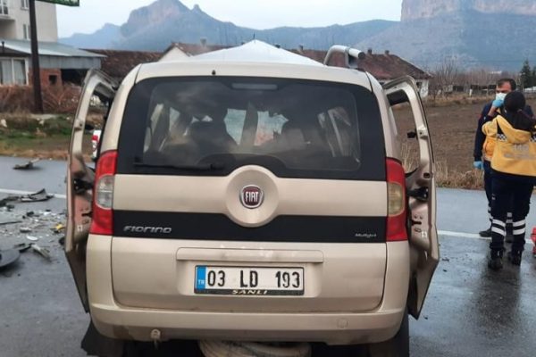 Burdur’da hafif ticari aracın kamyonla çarpışması sonucu 4 kişi öldü