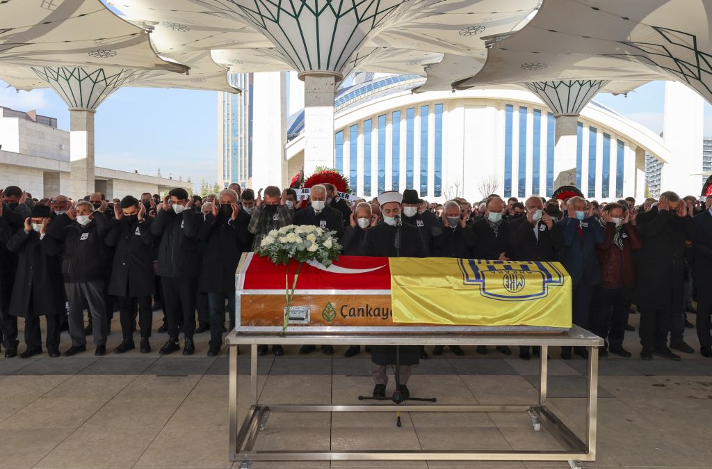 MKE Ankaragücü Kulübü eski başkanlarından Cemal Aydın, son yolculuğuna uğurlanıyor
