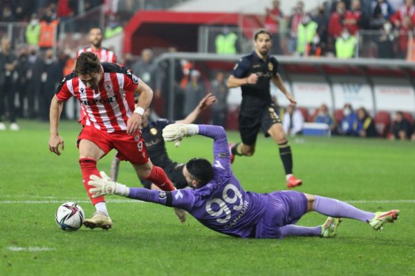 Samsunspor evinde lideri devirdi