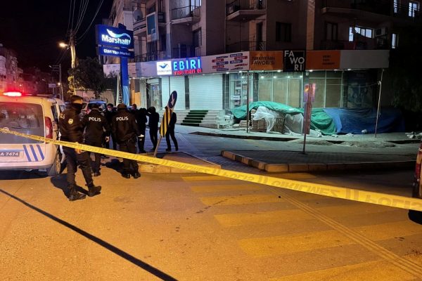 İzmir’de düğünde “halay başı olma” tartışmasından çıktığı iddia edilen kavgada 3 kişi bıçaklandı