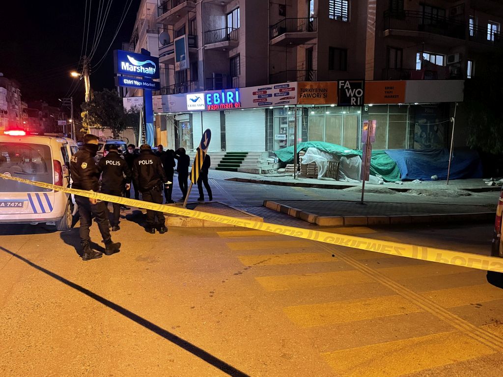 İzmir’de düğünde “halay başı olma” tartışmasından çıktığı iddia edilen kavgada 3 kişi bıçaklandı