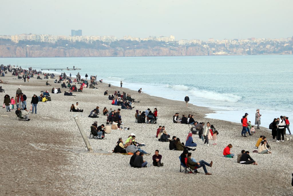 Antalya sahillerinde yeni yılın ilk gününde yoğunluk yaşandı