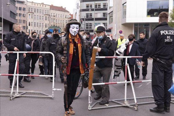 Almanya’da hükümetin Kovid-19 politikası protesto edildi