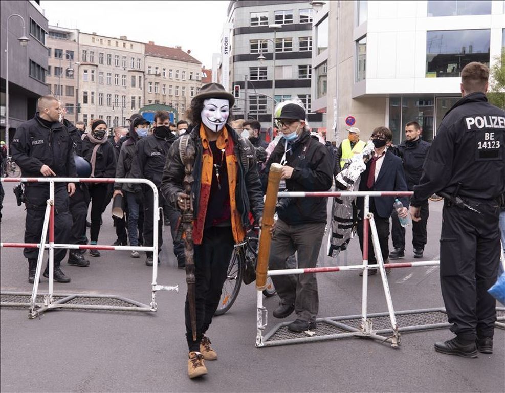 Almanya’da hükümetin Kovid-19 politikası protesto edildi