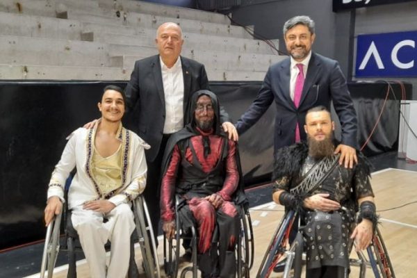 Basket maçı arasındaki tekerlekli sandalye dansçılarının gösterisi ilgi gördü