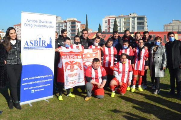Down sendromlu öğrenciler, profesyonel futbolcularla maç yaptı