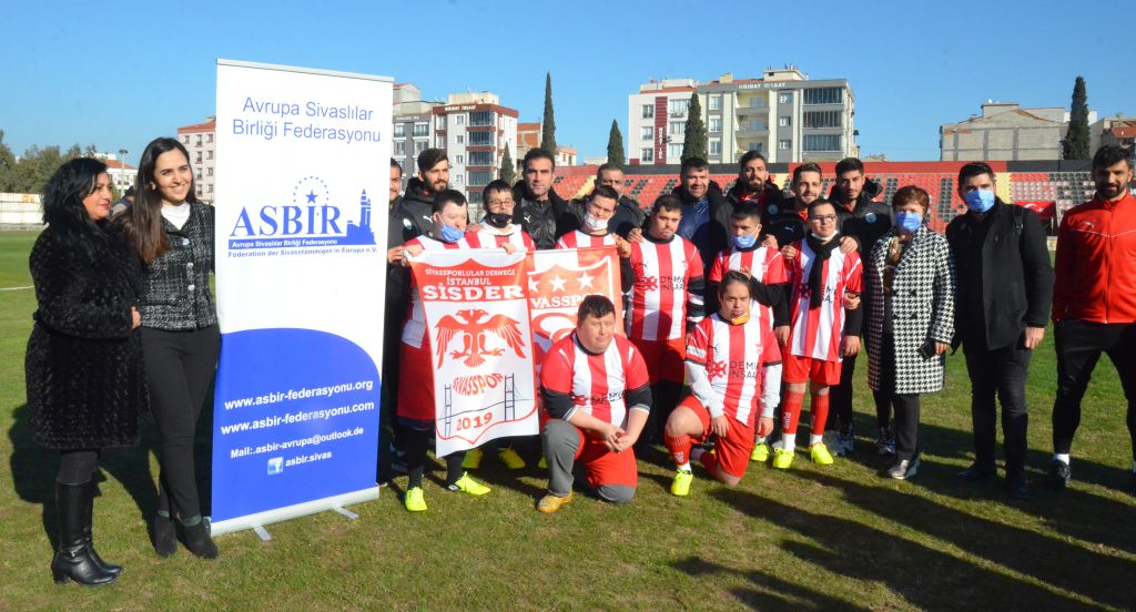 Down sendromlu öğrenciler, profesyonel futbolcularla maç yaptı
