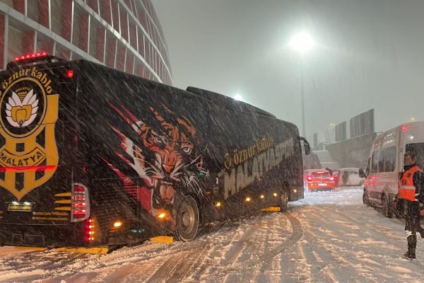 Gaziantep FK-Yeni Malatyaspor karşılaşması kar yağışı nedeniyle tatil edildi