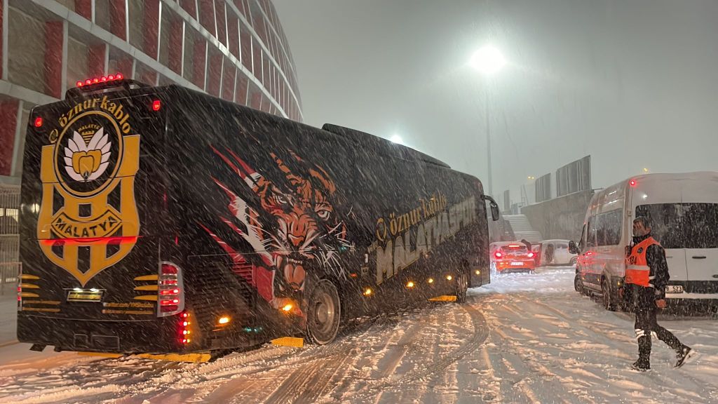 Gaziantep FK-Yeni Malatyaspor karşılaşması kar yağışı nedeniyle tatil edildi