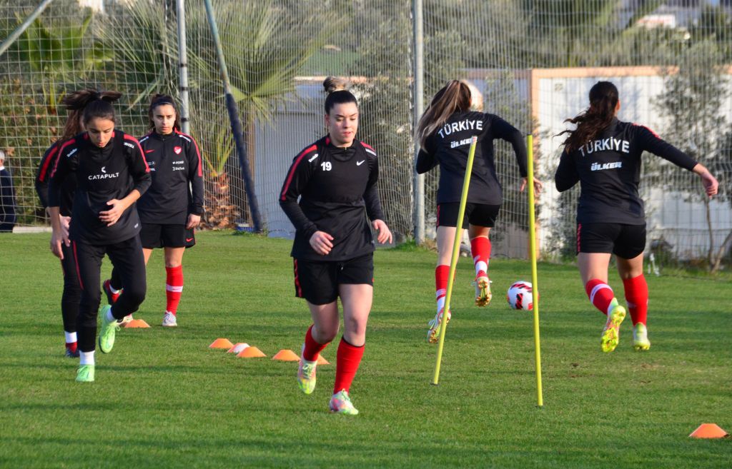 Genç kadın milli futbol takımları Antalya’da kampa girdi