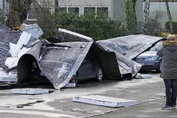 Almanya’da etkili olan kuvvetli fırtınada en az 3 kişi öldü