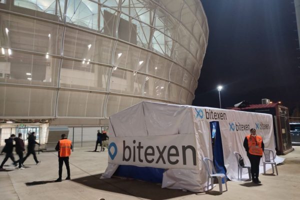 Adana Demirspor Başkanı Sancak stat otoparkında kurulan çadırda maçı izledi