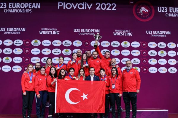 Serbest stilde bir milli güreşçi bronz madalya, iki milli sporcu ise repesaj maçına çıkma hakkı elde etti