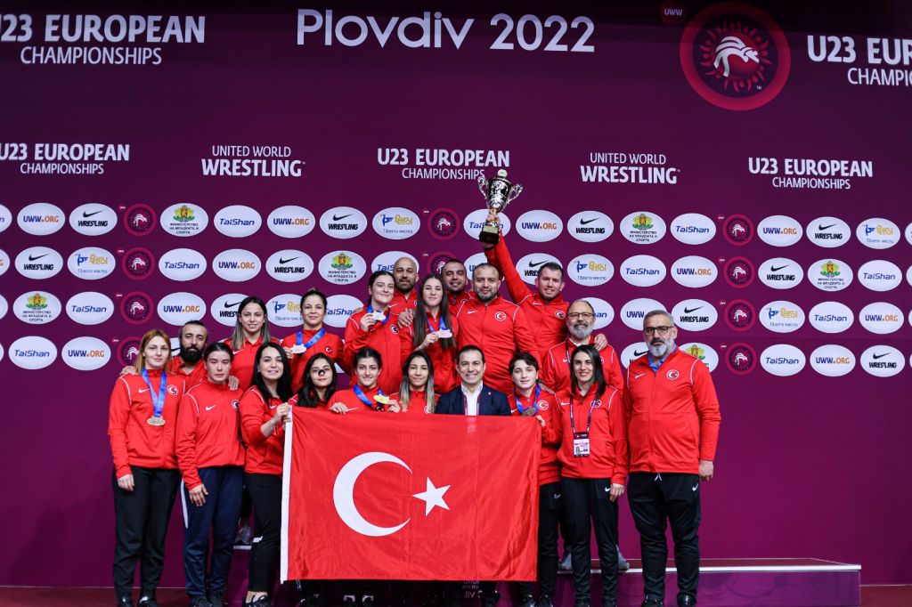 Serbest stilde bir milli güreşçi bronz madalya, iki milli sporcu ise repesaj maçına çıkma hakkı elde etti