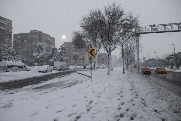 İstanbul’da kar yağışı sabah saatlerinde etkisini artırdı
