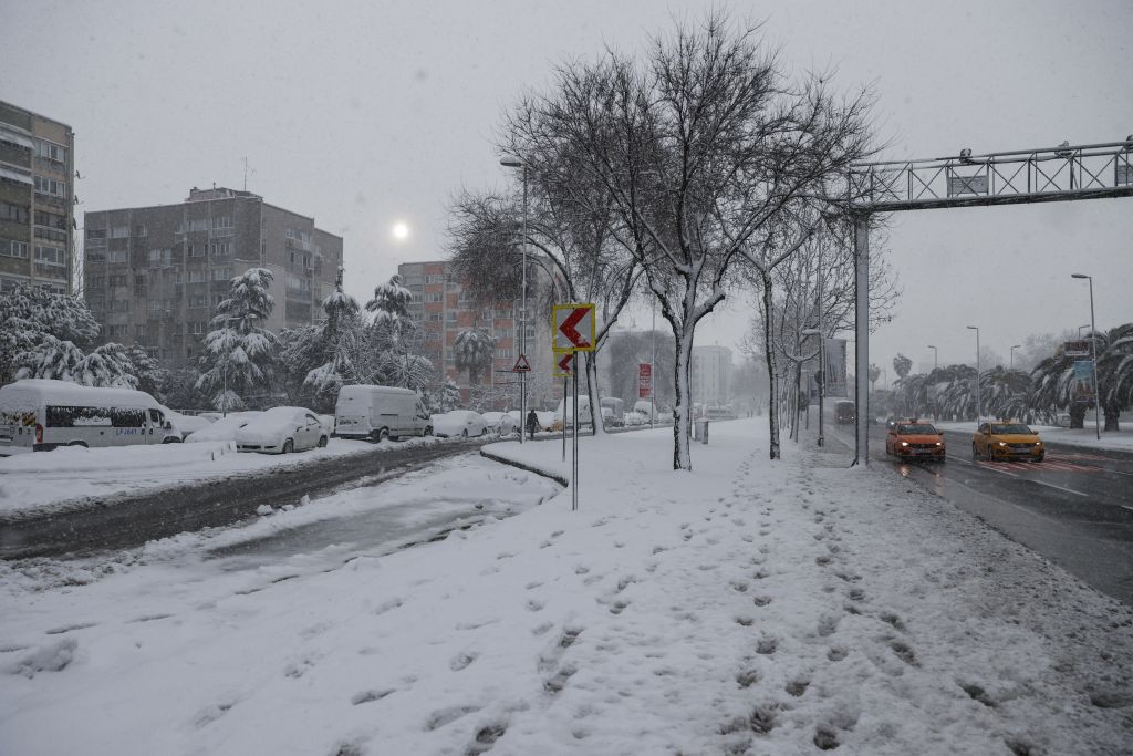 İstanbul’da kar yağışı sabah saatlerinde etkisini artırdı