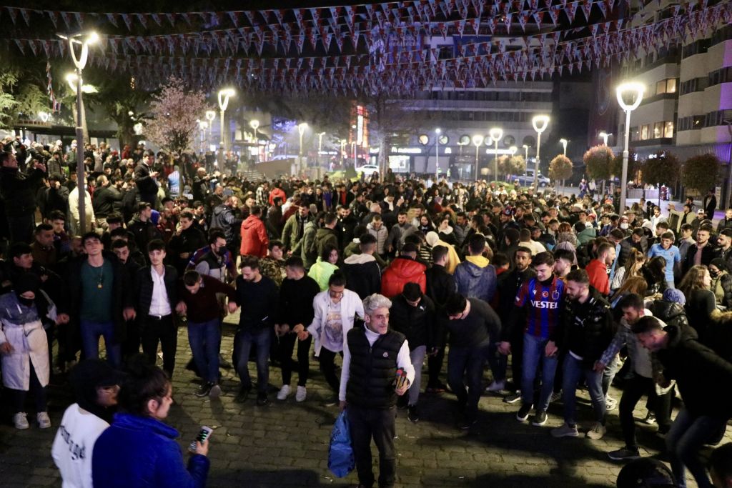 Trabzonsporlu taraftarlardan Fatih Karagümrük maçı sonrası takımlarına destek