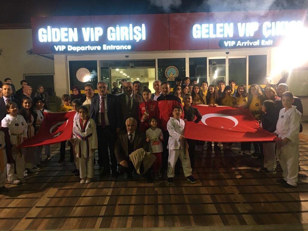 Brezilya’da altın madalya kazanan tekvandocu Merve Yazıcı, Samsun’da çiçeklerle karşılandı