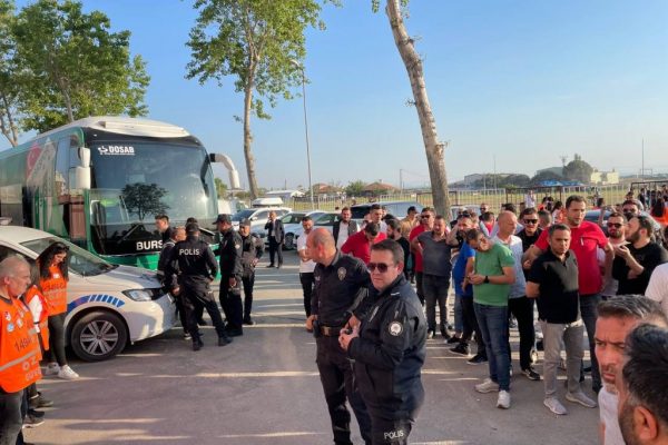 Küme düşen Bursasporlu futbolculara taraftarlar tepki gösterdi