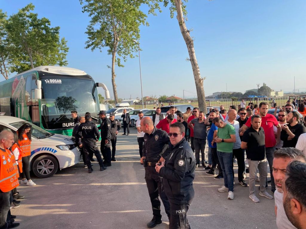 Küme düşen Bursasporlu futbolculara taraftarlar tepki gösterdi