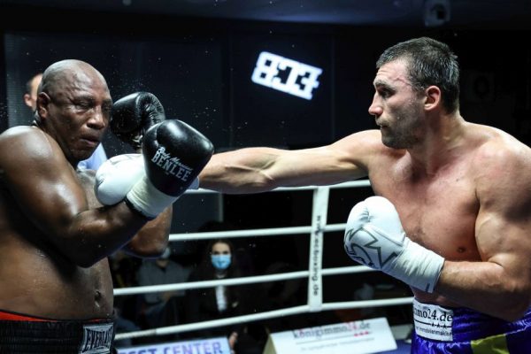 <strong>Ali Eren Demirezen, dünya devine karşı ringe çıkıyor</strong>