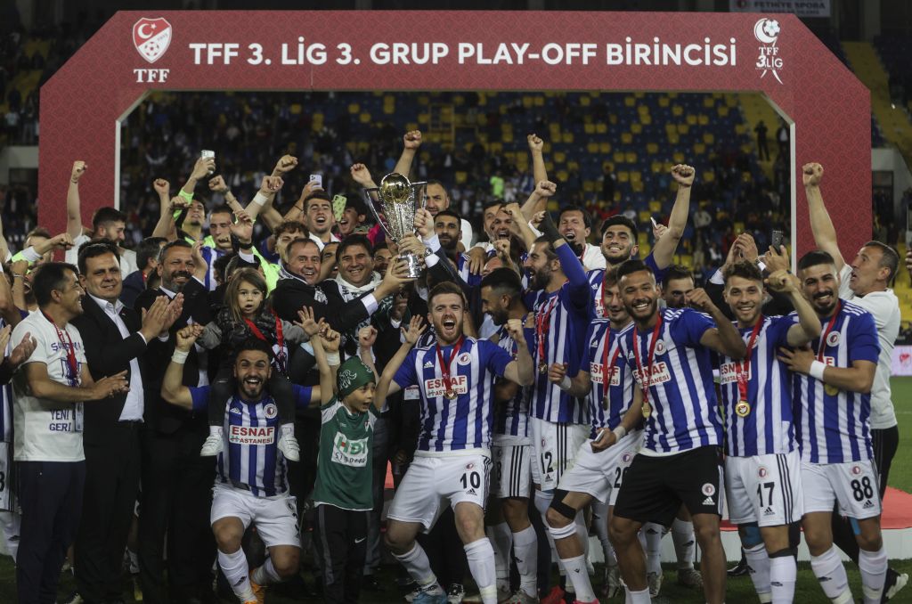 TFF 2. Lig’e yükselen Fethiyespor, kupasını aldı