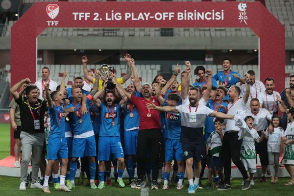 TFF 2. Lig play-off finalini kazanan Bodrumspor kupasını aldı