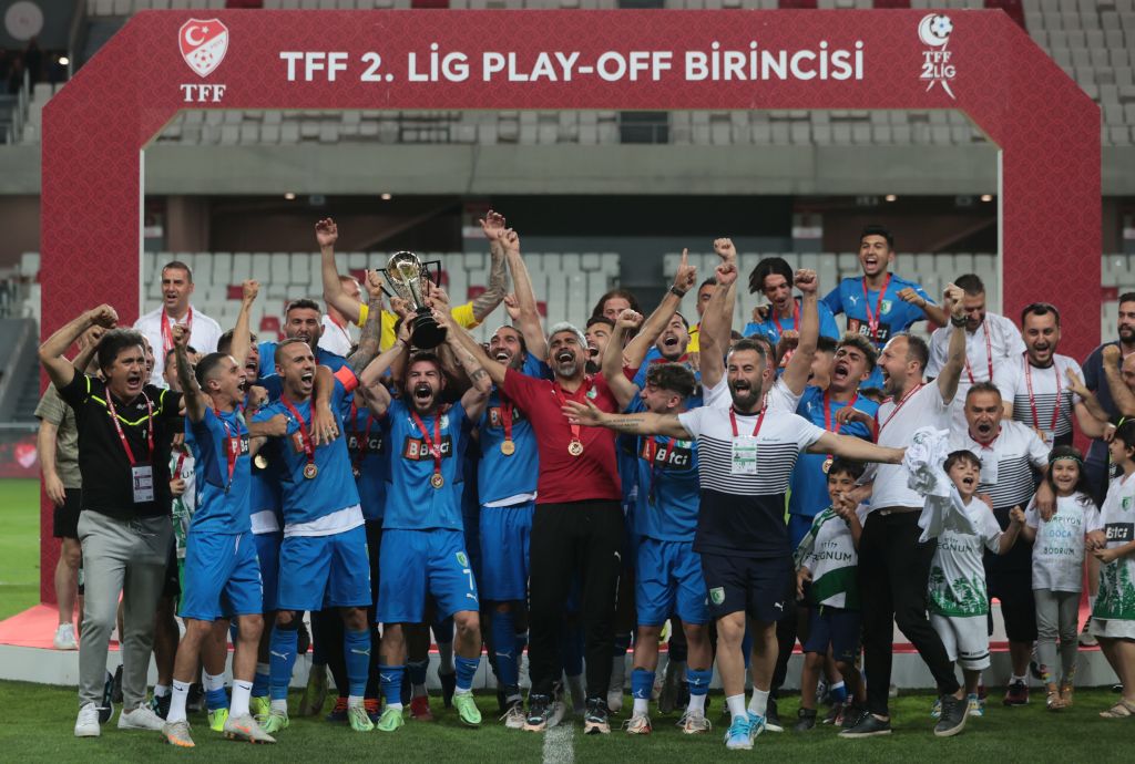TFF 2. Lig play-off finalini kazanan Bodrumspor kupasını aldı