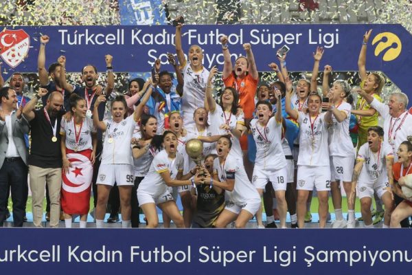 Turkcell Kadın Futbol Süper Ligi’nde şampiyonluğa ulaşan ALG Spor kupasını aldı