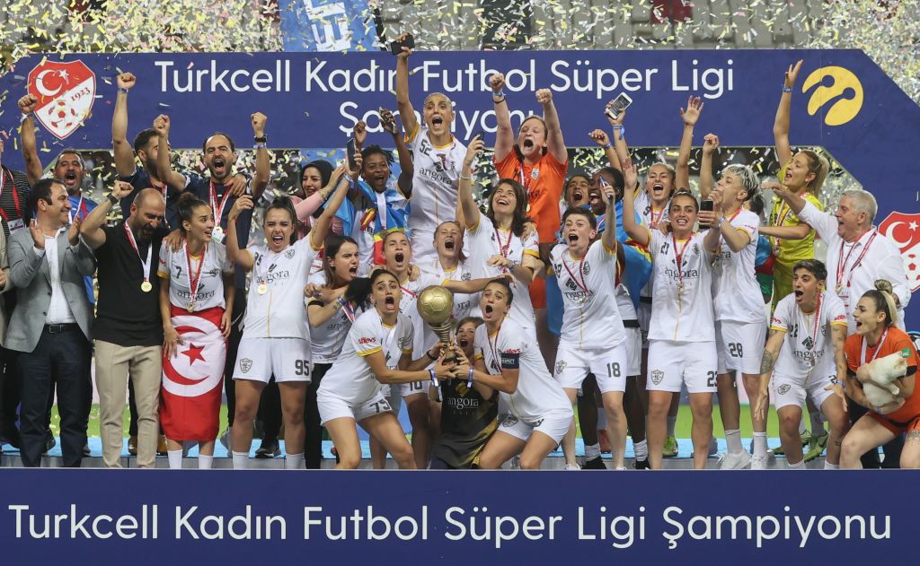 Turkcell Kadın Futbol Süper Ligi’nde şampiyonluğa ulaşan ALG Spor kupasını aldı